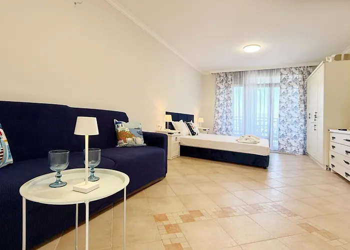 Sm Lovely On The First Line In Διαμέρισμα